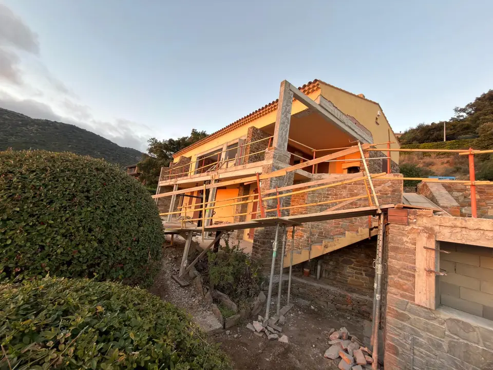 Maison en chantier construite sur un terrain en pente au Lavandou