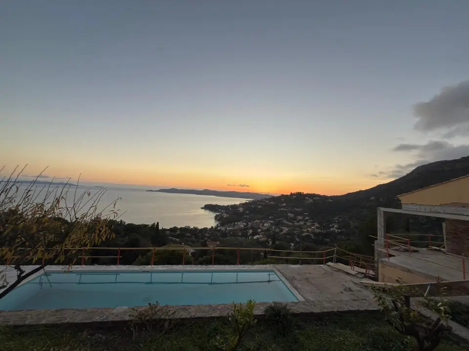 Vue sur la baie du Lavandou au coucher du soleil depuis un chantier en cours