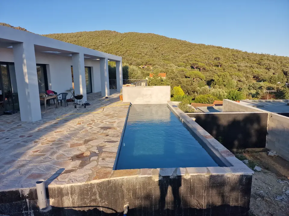 Villa de plain-pied avec piscine à débordement dans les collines du Var, réalisée par Rénov Home Design
