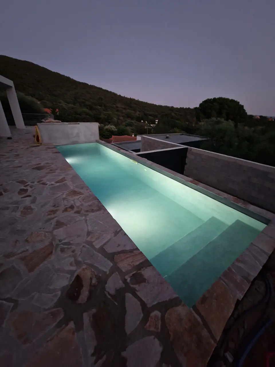 Piscine à débordement de la villa du Var, à la tombée du jour